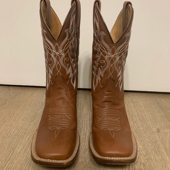 Caborca Silver square toe brown cowboy boots.Size 6 - Picture 3 of 12